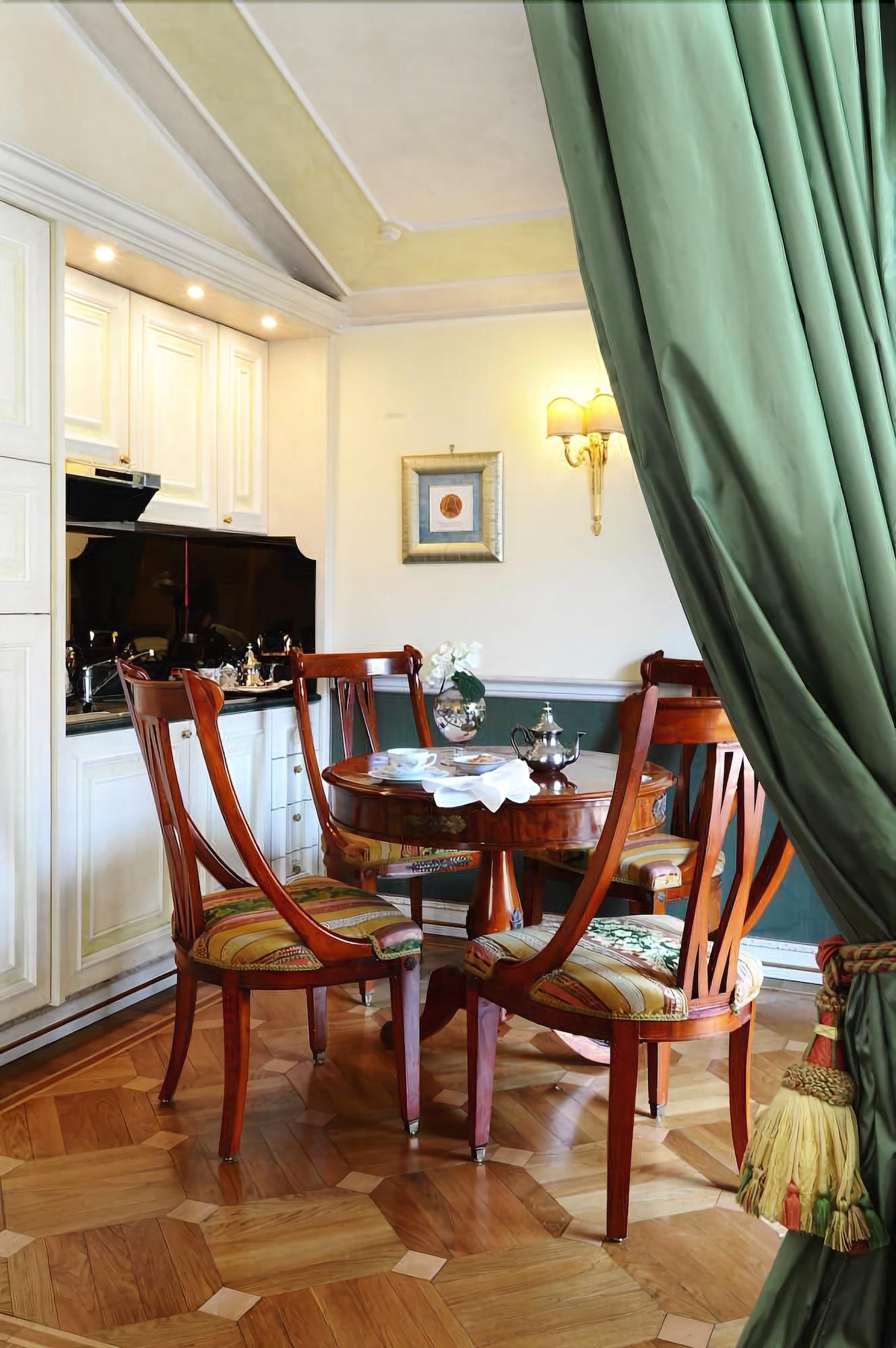 Petit Palais Hotel De Charme Милано Ресторант снимка