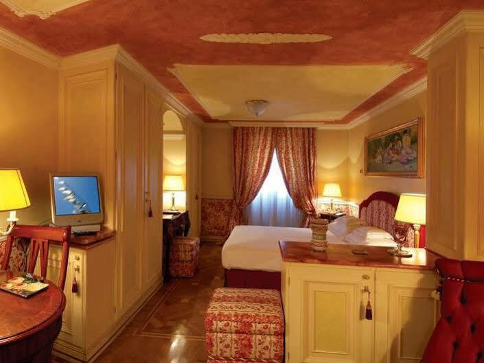 Petit Palais Hotel De Charme Милано Екстериор снимка